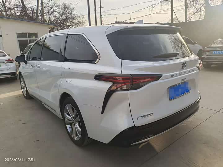 Photo 5 - Toyota Sienna