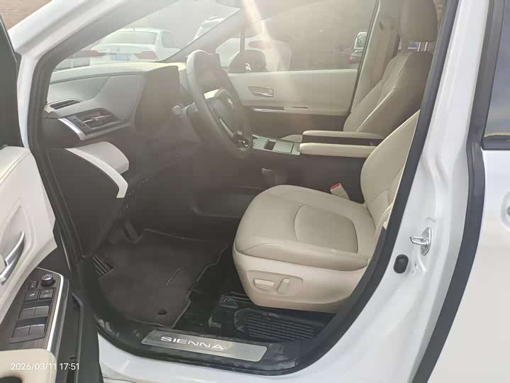 Photo 7 - Toyota Sienna