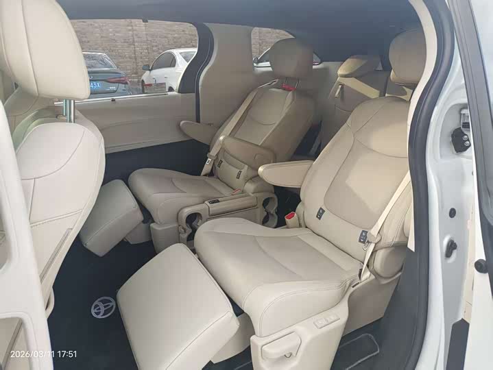 Photo 9 - Toyota Sienna