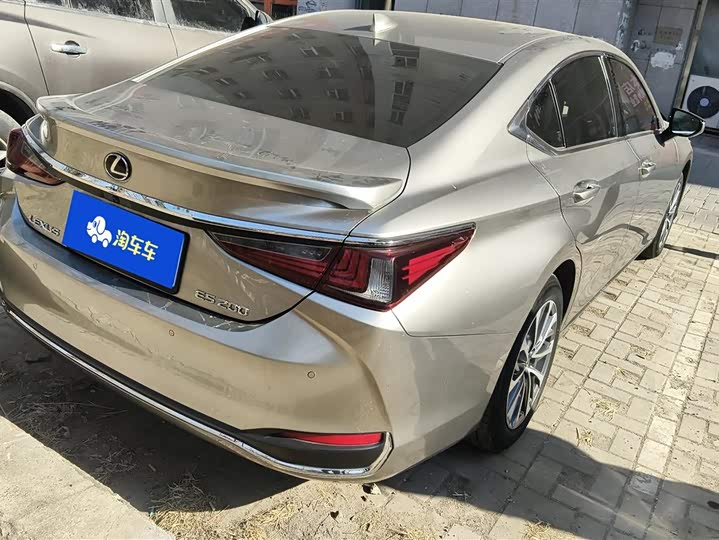 Фото 3 - Lexus ES