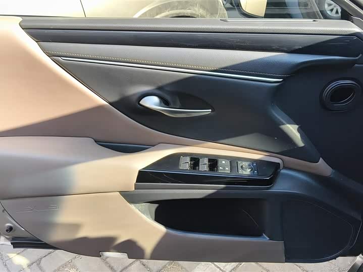 Фото 7 - Lexus ES