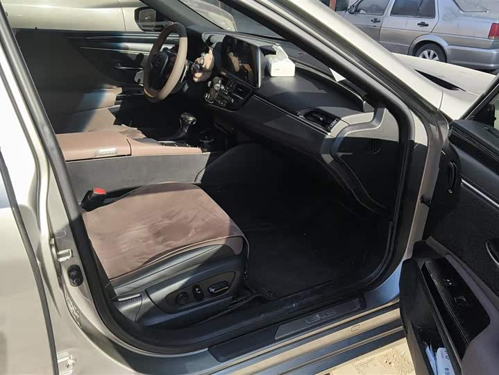 Фото 8 - Lexus ES