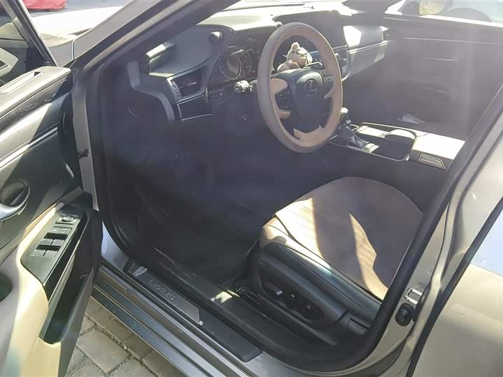 Фото 9 - Lexus ES