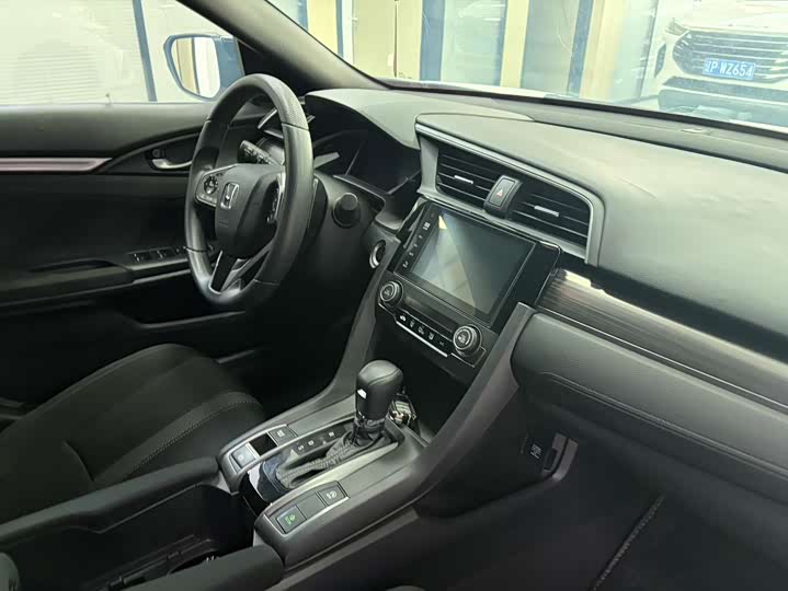 Фото 8 - Honda Civic