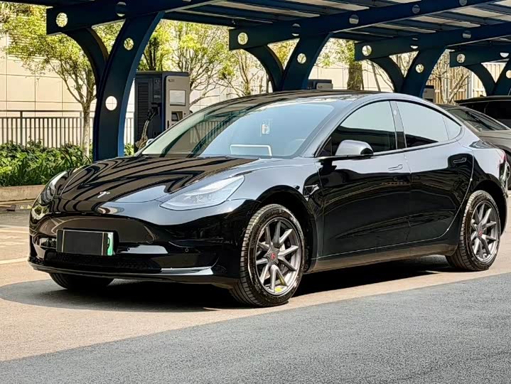 Фото 1 - Tesla Model 3