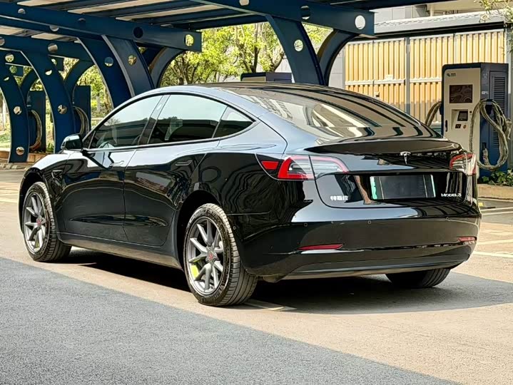 Фото 9 - Tesla Model 3