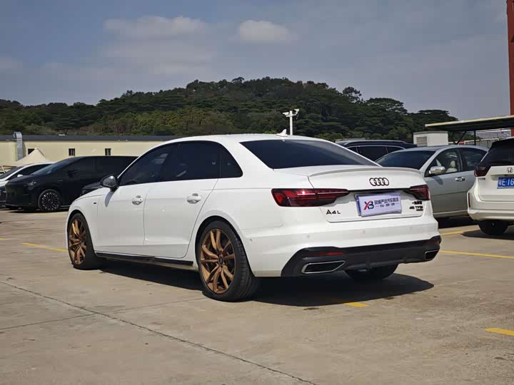 Фото 4 - Audi A4L