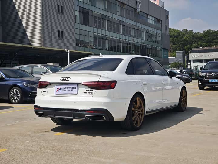 Фото 8 - Audi A4L