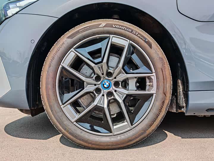 Фото 8 - BMW i5