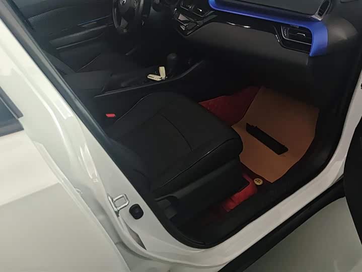 Фото 8 - Toyota C-HR