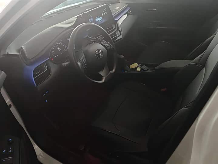 Фото 9 - Toyota C-HR