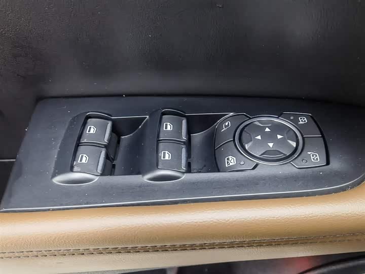 Фото 9 - Lincoln Nautilus