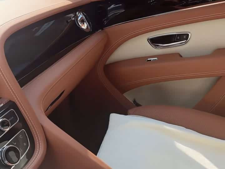 Фото 9 - Bentley Bentayga