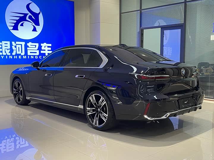 Фото 8 - BMW 7 Series