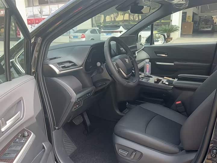 Фото 3 - Toyota Sienna