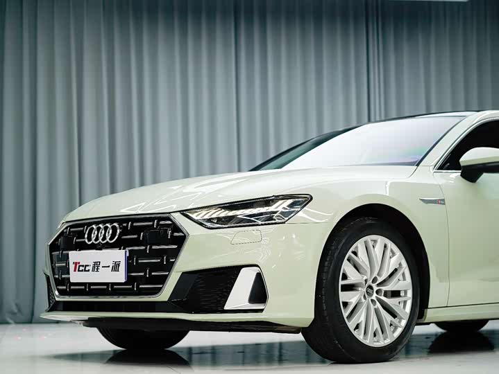 Фото 1 - Audi A7L