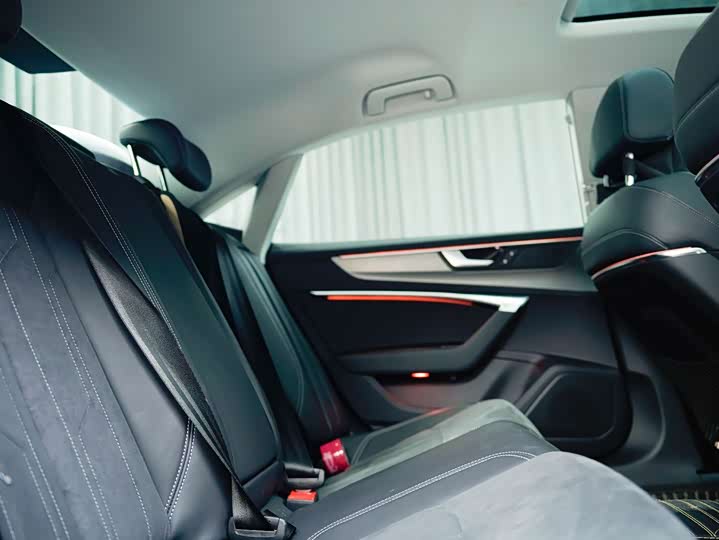 Фото 8 - Audi A7L