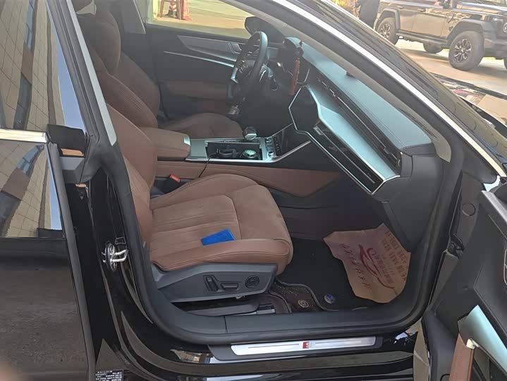 Фото 8 - Audi A7L