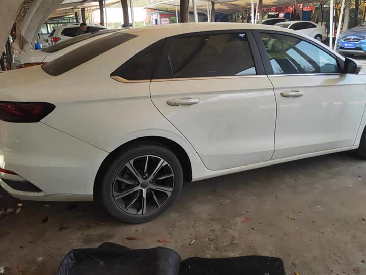 Фото 3 - Geely Emgrand