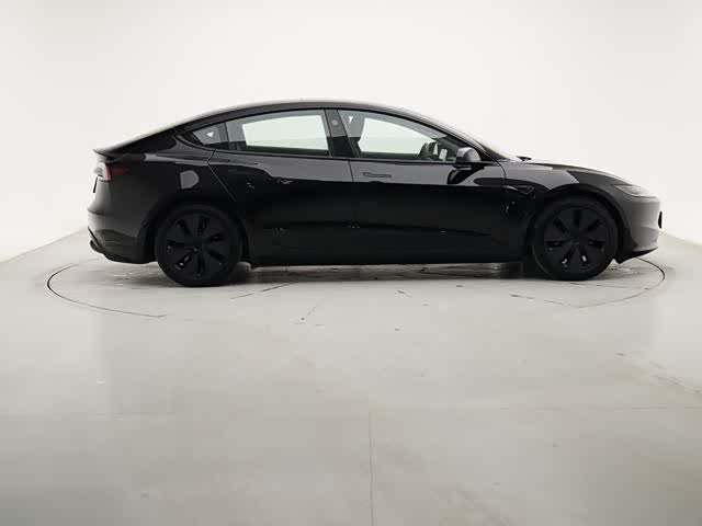 Фото 4 - Tesla Model 3