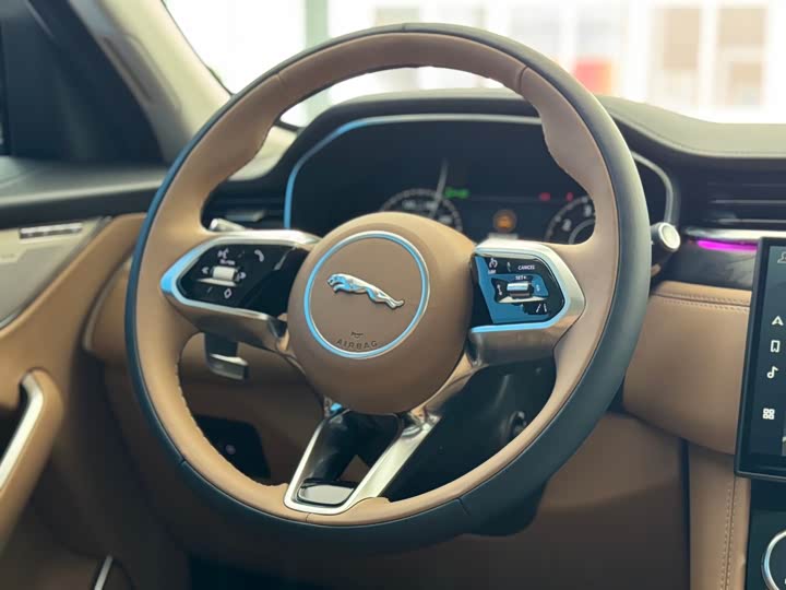 Photo 9 - Jaguar F-Pace