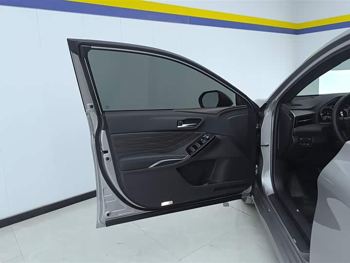 Photo 7 - Toyota Avalon