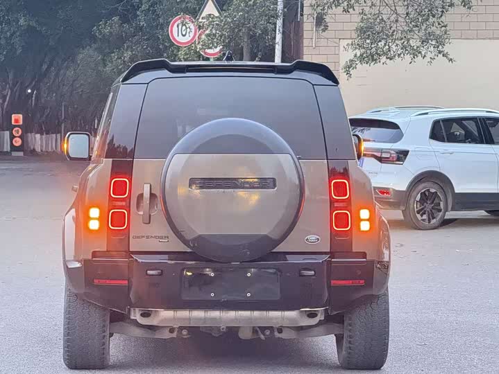 Photo 5 - Land Rover Defender