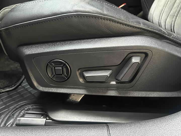 Фото 8 - Audi A6L