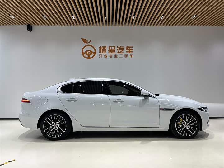 Фото 3 - Jaguar XE L