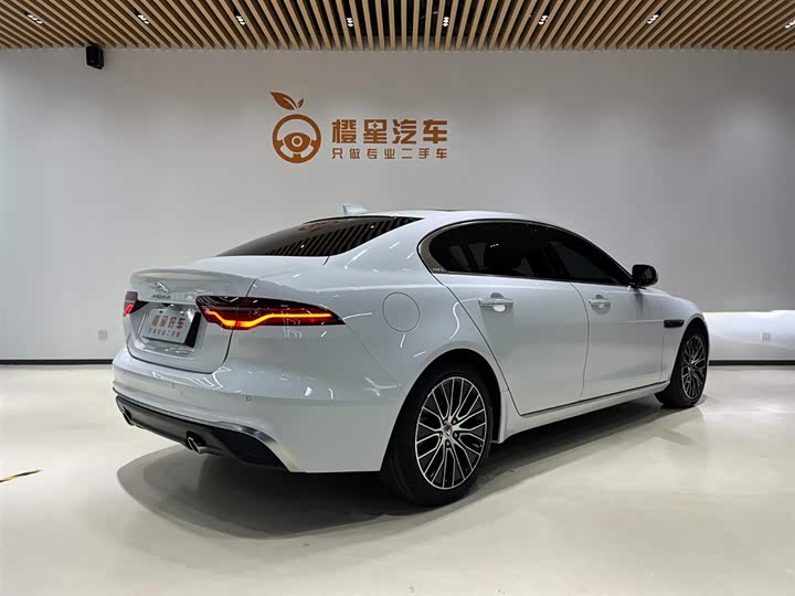 Фото 4 - Jaguar XE L