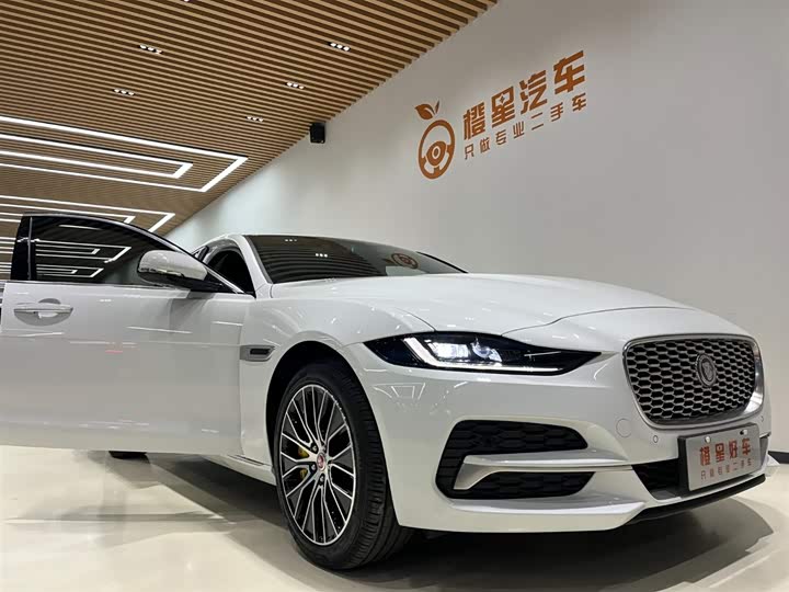 Фото 6 - Jaguar XE L