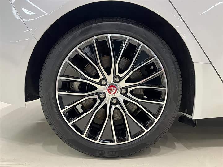 Фото 8 - Jaguar XE L