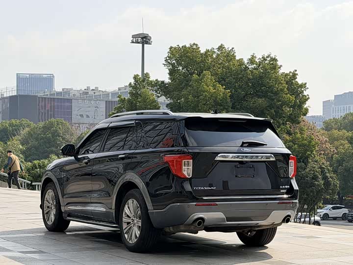 Photo 4 - Ford Explorer