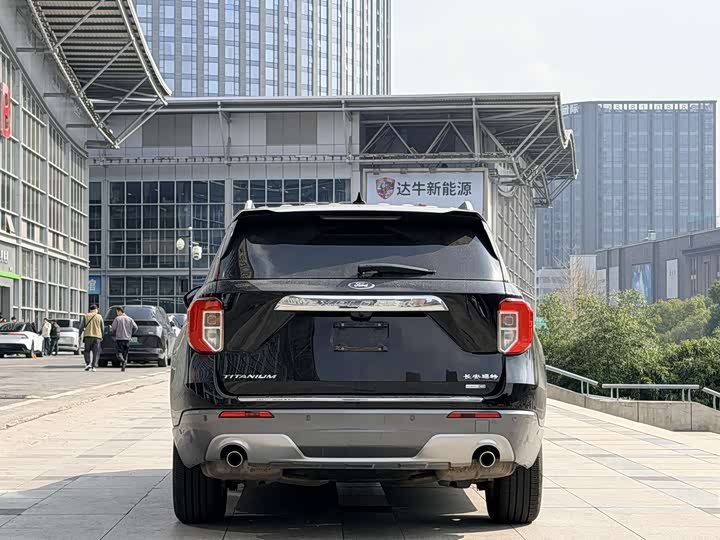 Photo 5 - Ford Explorer