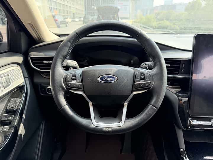 Photo 7 - Ford Explorer