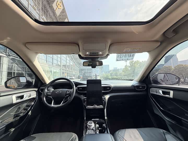 Photo 8 - Ford Explorer