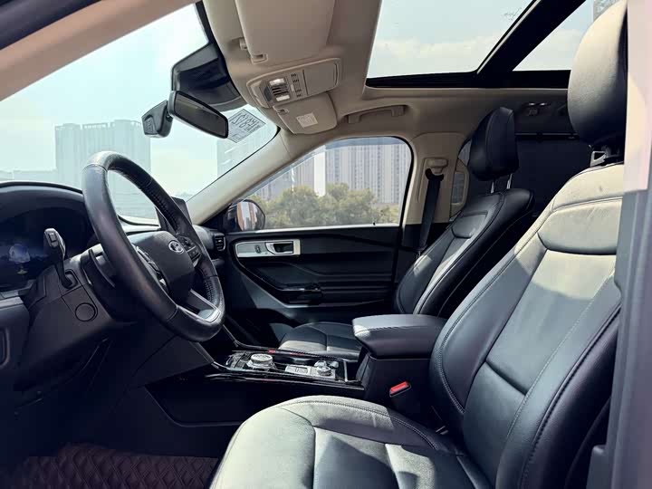 Photo 9 - Ford Explorer