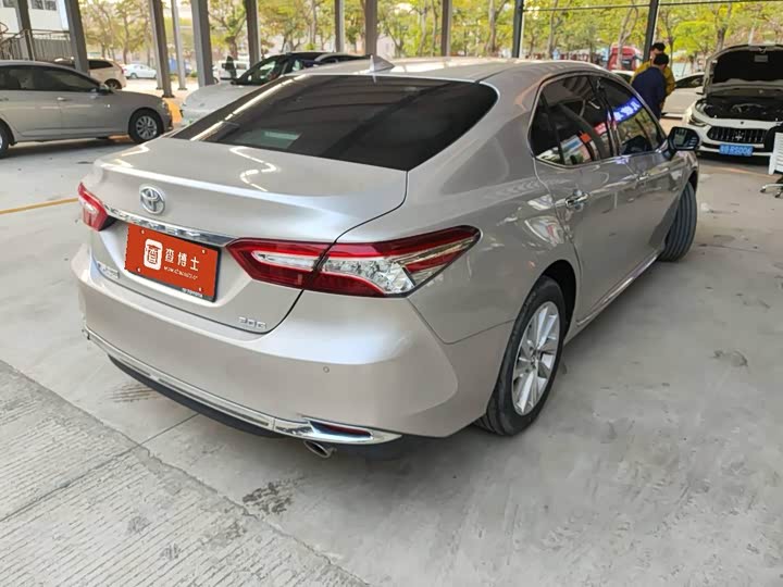 Фото 2 - Toyota Camry