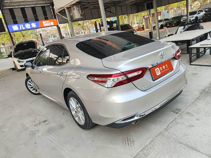 Фото 4 - Toyota Camry