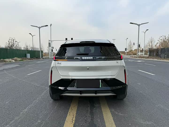 Фото 9 - Zeekr X