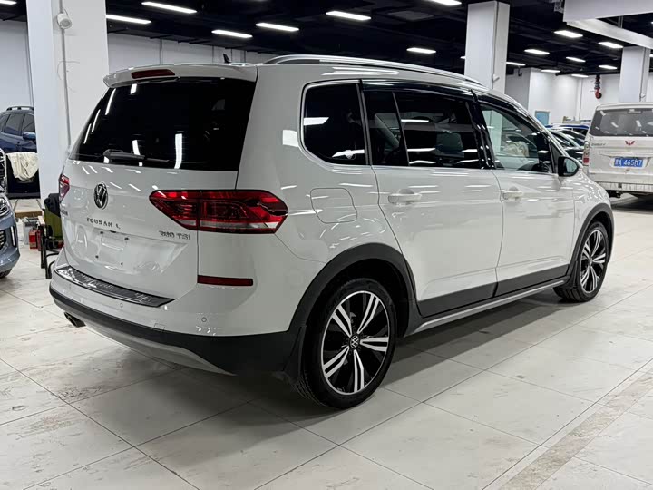 Фото 4 - Volkswagen Touran L