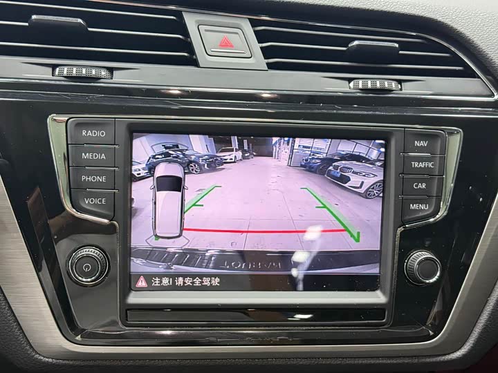 Фото 8 - Volkswagen Touran L