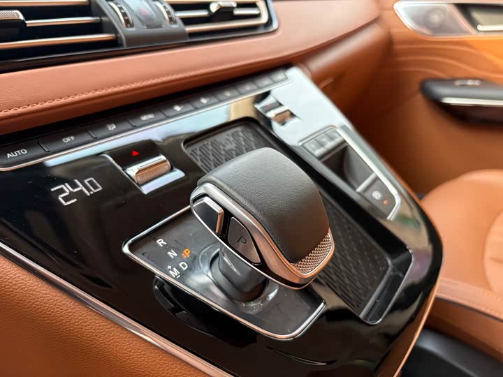 Фото 8 - Hongqi HQ9