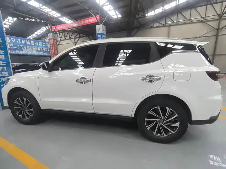 Фото 4 - Geely Vision X6
