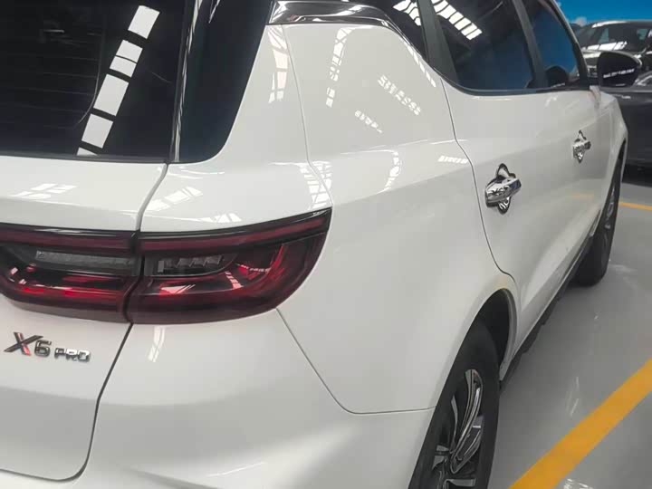 Фото 9 - Geely Vision X6