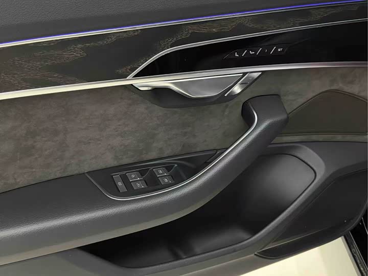 Фото 8 - Audi A8