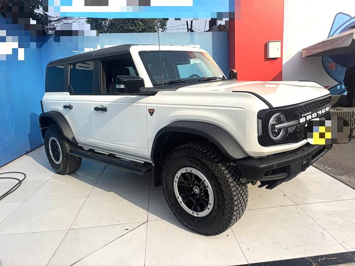 Photo 2 - Ford Bronco