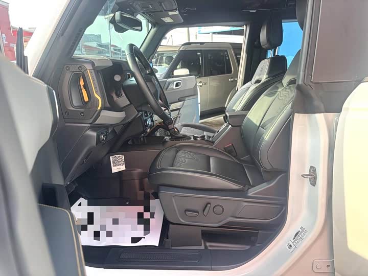 Photo 3 - Ford Bronco