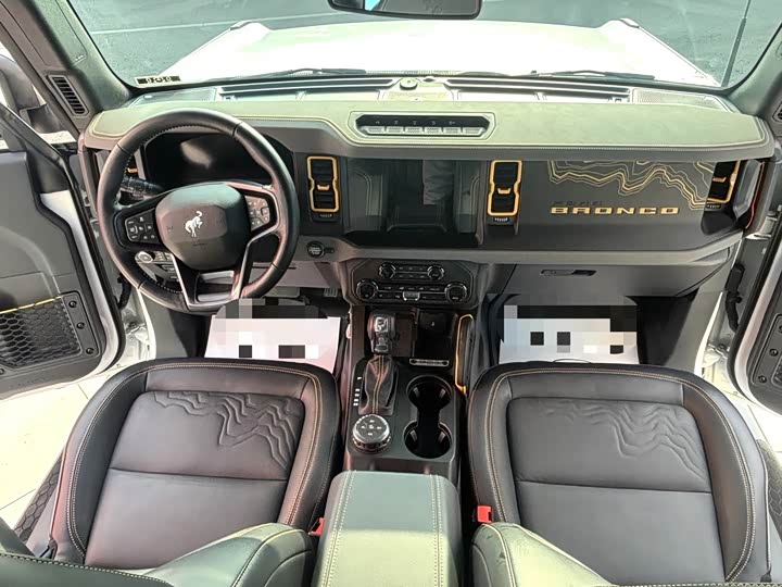 Photo 4 - Ford Bronco