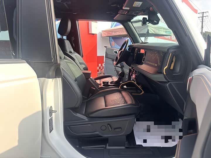 Photo 5 - Ford Bronco